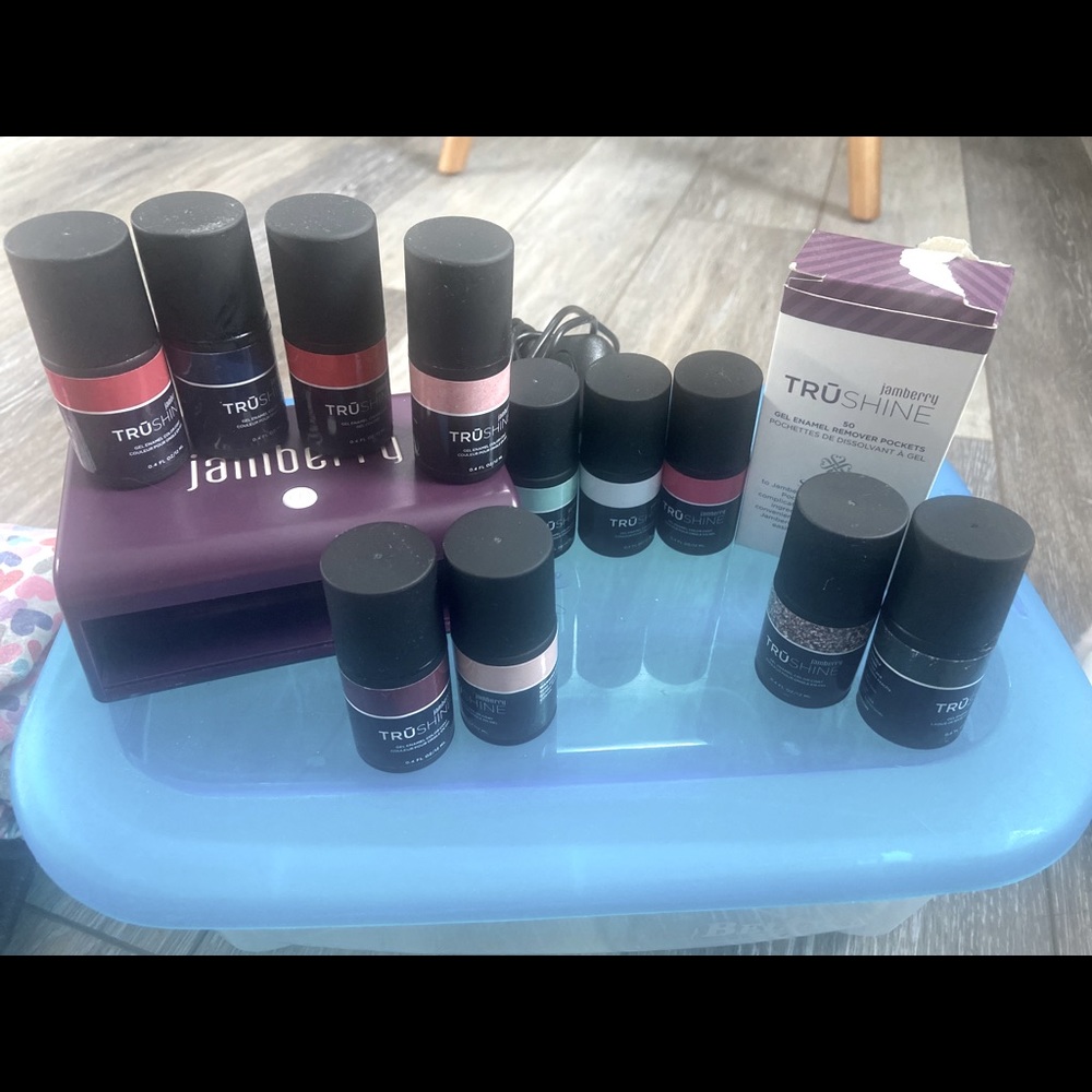 Jamberry gel polish set with lamp included